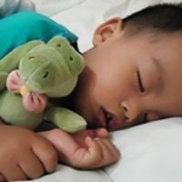 寶寶開心帶著 MIYIM 阿里鱷魚吊掛娃娃出遊去